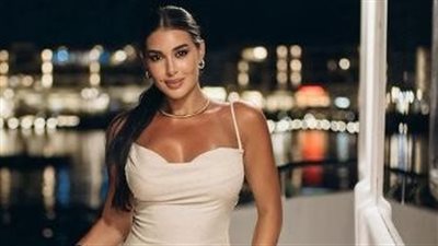 ياسمين صبري تطل بالكاجوال أمام طائرتها الخاصة