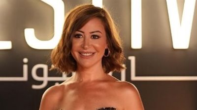 منة شلبي بلون الأناقة في الهوى سلطان 