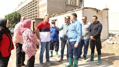 جولة تفقدية لرئيس هيئة النظافة بمصانع المخلفات بـ 15 مايو