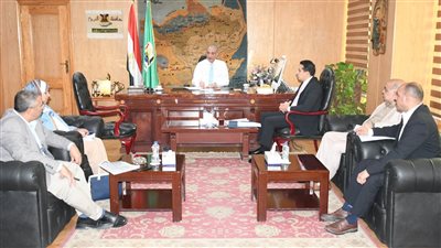 محافظ الفيوم يتابع معدلات الآداء بملفات 