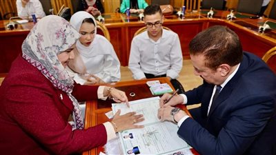 محافظ المنوفية وكيلاً لعروس يتيمة ويهديها غرفة نوم ومساعدة مالية