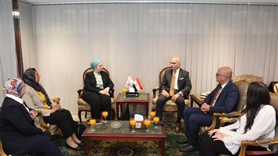 رئيس جامعة عين شمس يستقبل ممثلى اتفاقية شيكاغو وكلية التجارة 