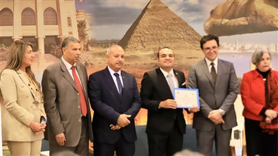 شارك في مسابقة المواهب الأدبية للشباب.. وزير الثقافة يكرم الروائي إبراهيم العجمي