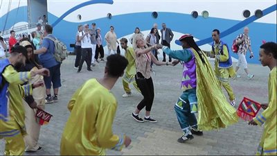 رقص الاجانب وترديد الأغاني تعبيرا عن فرحتهم عقب وصولهم ميناء الإسكندرية 