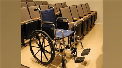 كرسى متحرك لـ محمود