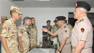 وزير الدفاع يشهد مناقشة البحث الرئيسى لإدارة المدرعات .. صور وفيديو