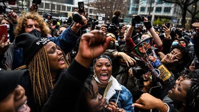 اسوشتيد برس:رسائل عنصرية تدعو إلى العبودية تثير القلق في الولايات المتحدة الأمريكية 