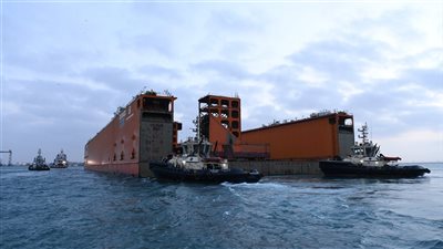 قناة السويس تشهد نجاح أكبر عملية  عبور نوعية لحوض عائم.. صور