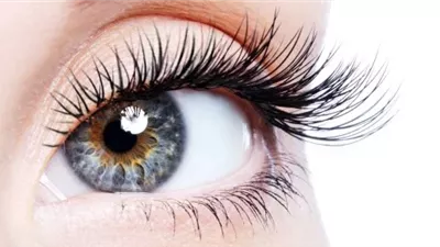 خبير يكشف عن أفضل الطرق لتقوية وتكثيف الرموش