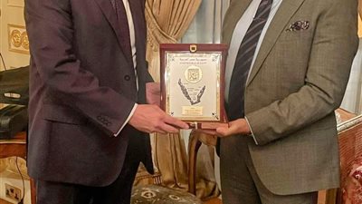 محافظ جنوب سيناء يهدي السفير شريف كامل درع المحافظة تقديراً لجهوده