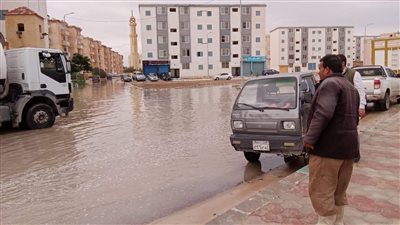  مطروح تواصل رفع تراكمات مياه الأمطار من الشوارع 