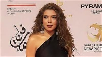 ناهد السباعي تفاجئ جمهورها بالأبيض 