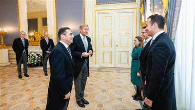 السفير المصري في لاهاي يقدم أوراق الاعتماد لملك هولندا