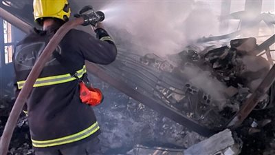 الدفاع المدني اللبناني: السيطرة على حريق ضخم في مرآب للسيارات بمنطقة 