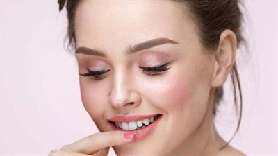 وصفة سحرية لتكثيف الرموش ومنعها من التساقط.. خبير تغذية يوضح أسباب ضعفها