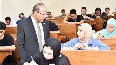 جامعة قناة السويس تتابع انتظام امتحانات الميدتيرم