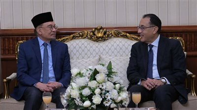 رئيس الوزراء يستقبل رئيس وزراء ماليزيا بمطار القاهرة الدولي