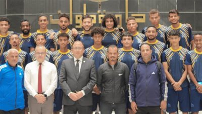 رئيس جامعة حلوان يلتقي فريق كرة القدم قبل مواجهة شباب الشرابية