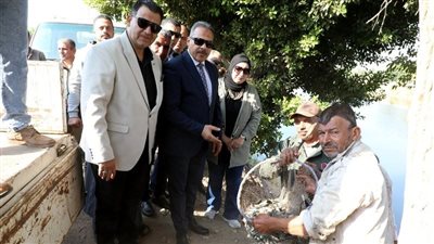 محافظ الشرقية يشهد عملية إنزال مليون زريعة أسماك بلطي نيلي ببحر مويس 