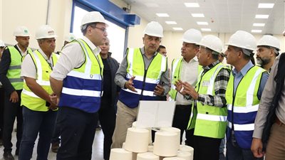 وزير قطاع الأعمال يتفقد تجارب تشغيل مصنع 