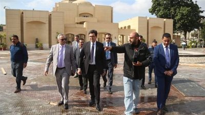 وزير الثقافة يتفقد التجهيزات الجارية لافتتاح مهرجان القاهرة السينمائي ومتحف الفن الحديث