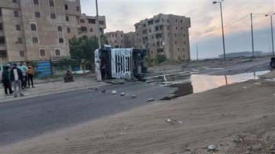 انقلاب سيارة محملة بالمازوت على الطريق القاهرة - أسيوط الصحراوى الغربى 