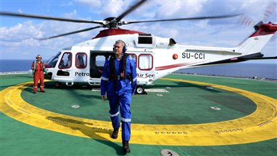 وزير البترول يتفقد أعمال حفر بئر استكشاف غاز طبيعي بالبحر المتوسط