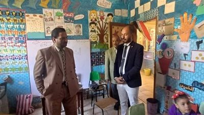 وكيل تعليم قنا يشيد بانتظام الدراسة ويكرم مدير مدرسة ابوتشت الإبتدائية المشتركة