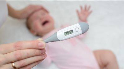 تجنبيها.. طرق خاطئة في خفض درجة حرارة الطفل 