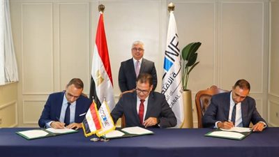 رئيس اقتصادية قناة السويس يشهد توقيع عقد مشروع 