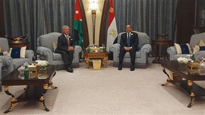 السيسي يلتقي العاهل الأردني على هامش أعمال القمة العربية الإسلامية