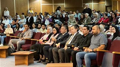 عميد كلية الدراسات الاقتصادية والعلوم السياسية يشيد بدور جامعة  شيكاغو في دعم الطلاب 