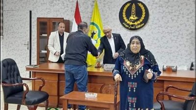 محافظ شمال سيناء يستقبل المواطنين والمسنيين بمكتبه ليلاً