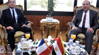 وزير الطيران يلتقي السفير الفرنسي بمصر لبحث سبل تعزيز التعاون الثنائى