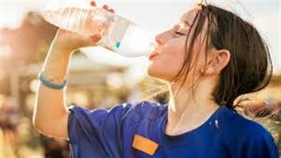 طبيبة تكشف الكمية المناسبة التي تحتاجها أجسامنا من الماء