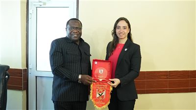 الأهلي يهدي درع وعلم النادي إلى المفوض الإقليمي لـ«زنجبار»