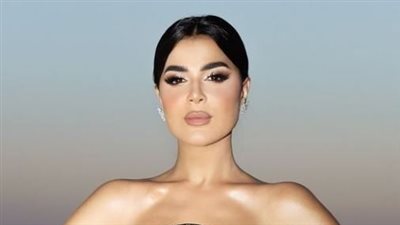 رانيا منصور تستعرض رشاقتها بخصر مكشوف 