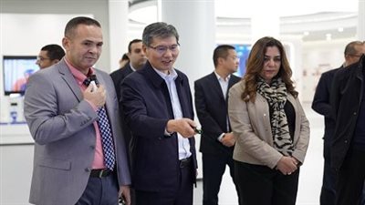 وزيرة التنمية المحلية ومحافظ الأقصر يزوران عددا من شركات صينية لصناعة السيارات