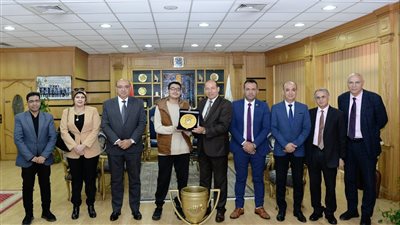 رئيس جامعة المنصورة يُكرِّم الطالب  الحاصل على كأس العالم في الرياضات الإلكترونية 