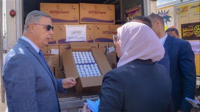 محافظ الإسكندرية يتفقد اصطفاف السيارات المتنقلة لبيع بيض المائدة 