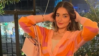 الأوفر سايز يعكس نحافة ملك أحمد زاهر