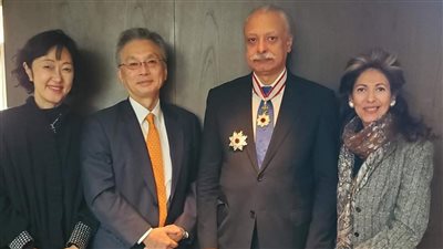 إمبراطور اليابان يمنح السفير أيمن كامل وسام الشمس المشرقة