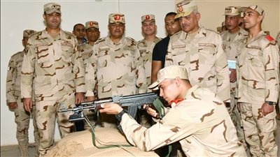 وزير الدفاع  يتفقد عدداً من مراكز تدريب إعداد وتأهيل المجندين بالقوات المسلحة 