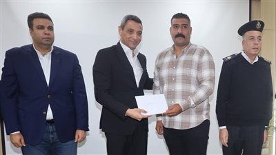 محافظ السويس يسلم 18 لوحة معدنية أجرة للسيارات الملاكى