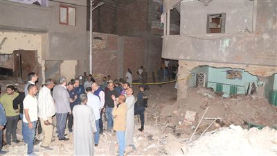 محافظ أسيوط يتفقد موقع انهيار سنترال ببني شقير منفلوط وتصدع 4 منازل