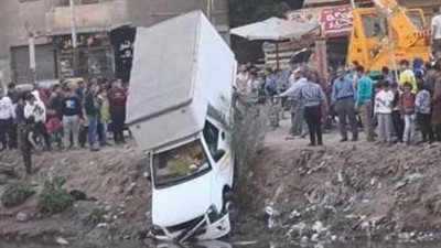 سقوط سيارة نقل بترعة الشرقاوية في شبرا الخيمة بالقليوبية