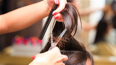 سيدة تفقد حياتها بسبب قَصة شعر ! 