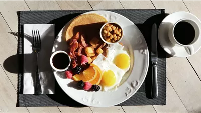 تجنب تناول هذه الأطعمة والمشروبات على معدة فارغة