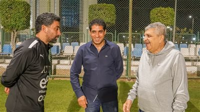 رئيس هيئة قناة السويس يشد من أزر لاعبي منتخب الشباب
