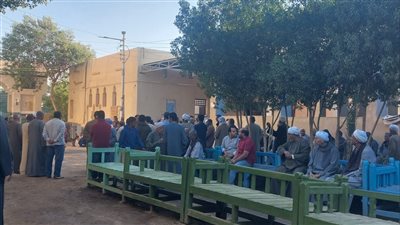 توافد المئات على ساحة الطيب بالأقصر لتشييع جنازة شقيقة شيخ الأزهر 